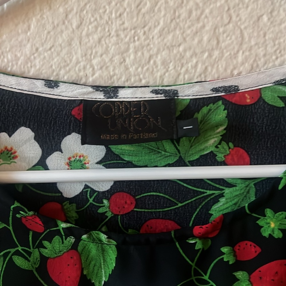 Strawberry dress - Picture 3 of 4